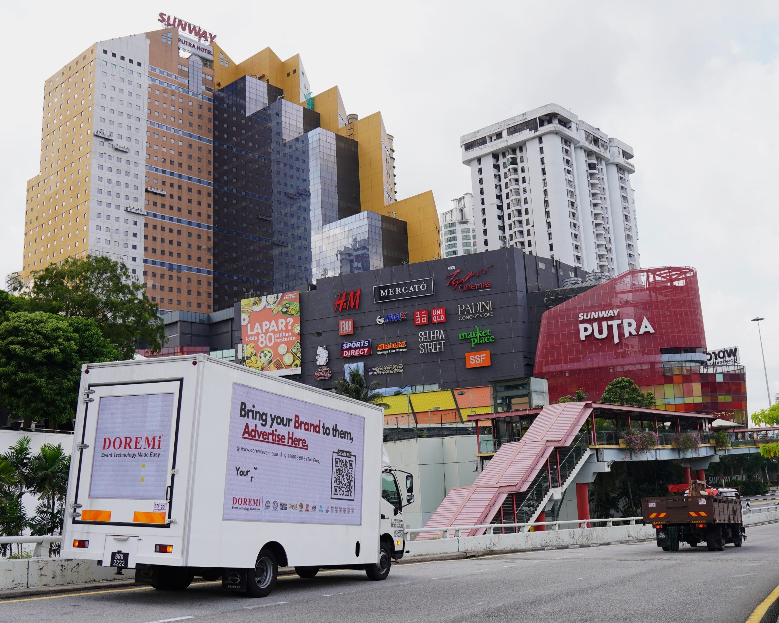 Mobile LED Truck Features image of truck with LED screen