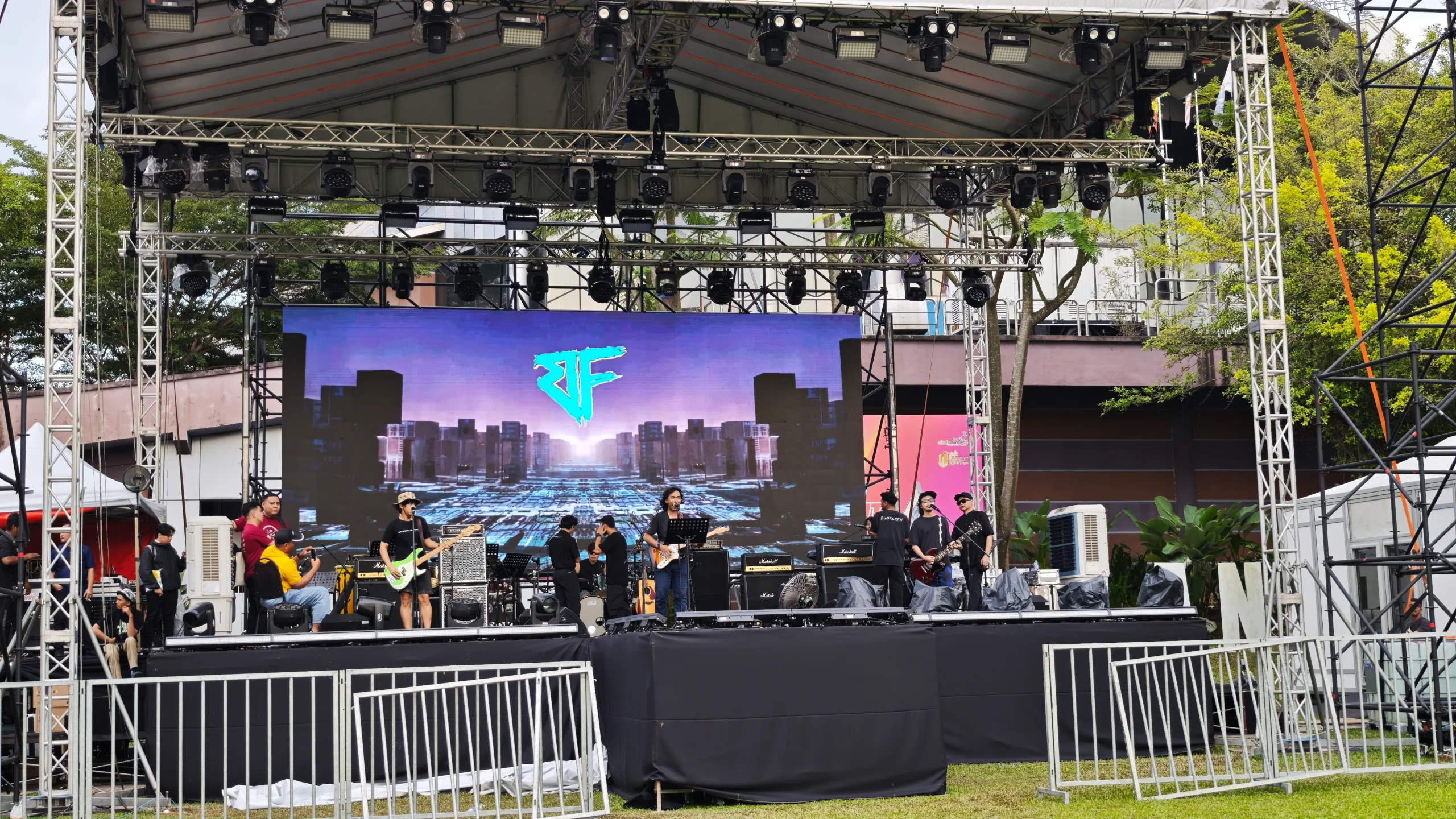 From Rehearsal to Showtime: The Role of Professional Audio Gear in Music Festivals 1 audio gear