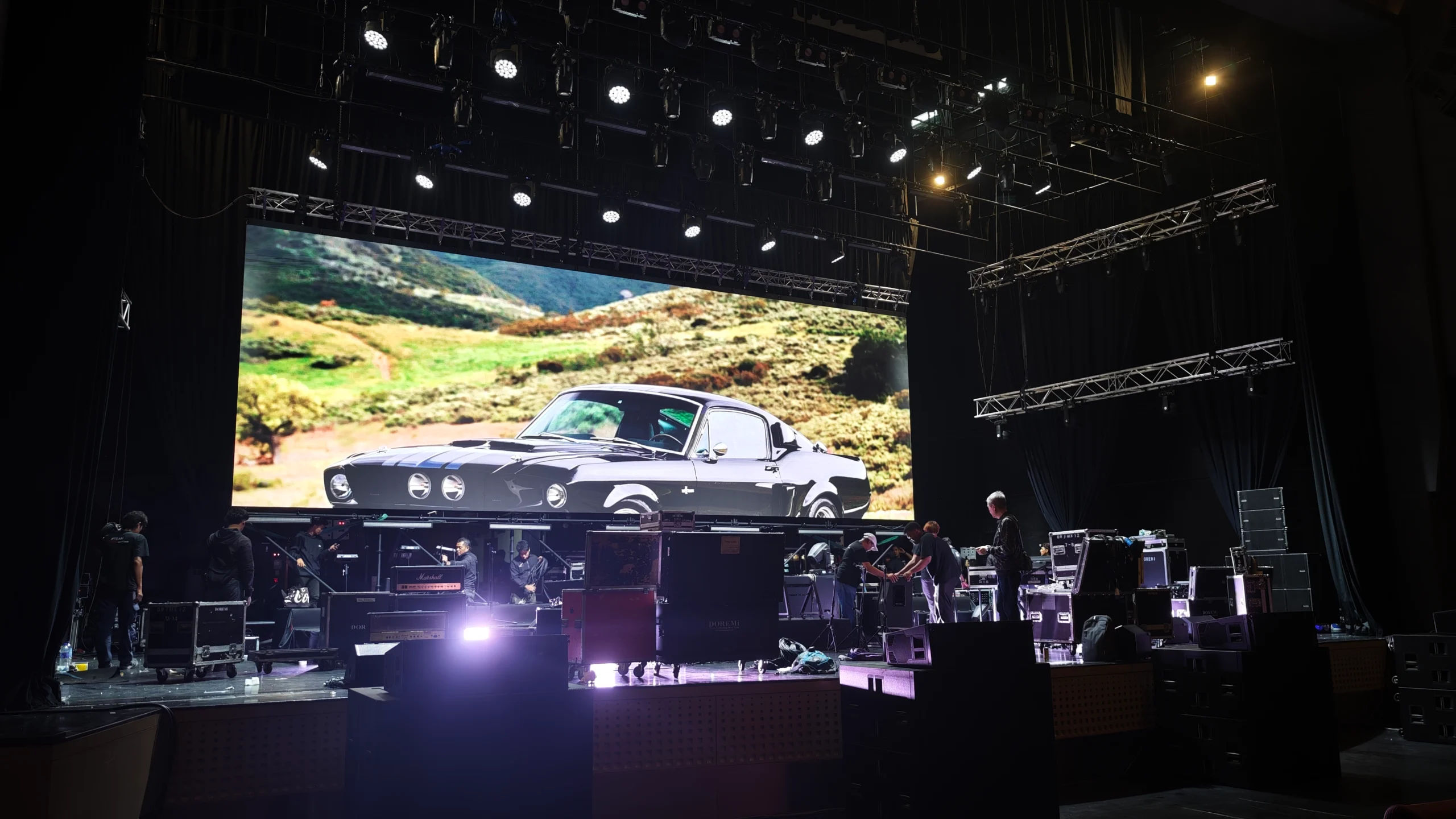 How to Set Up a Safe & Stunning Stage for Large Public Gatherings 1 stunning stage