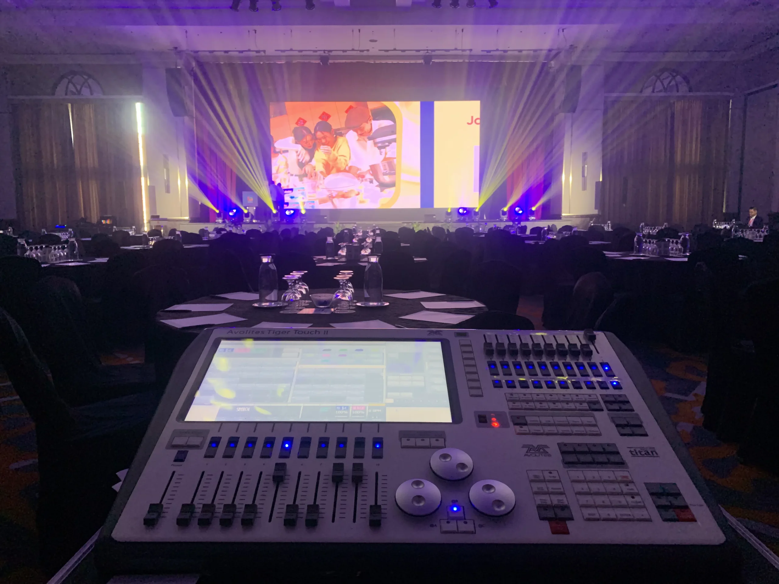 AV Integration: Managing Multi-Device Sync for Keynote Speeches 1 AV