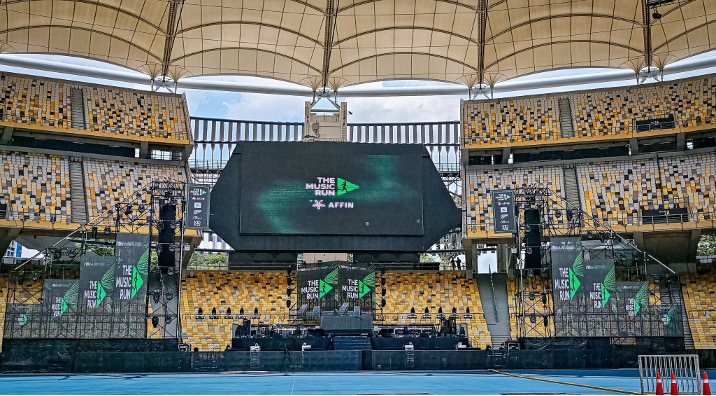Indoor vs Outdoor LED Screens: Which One Fits Your Event Best? 2 truss