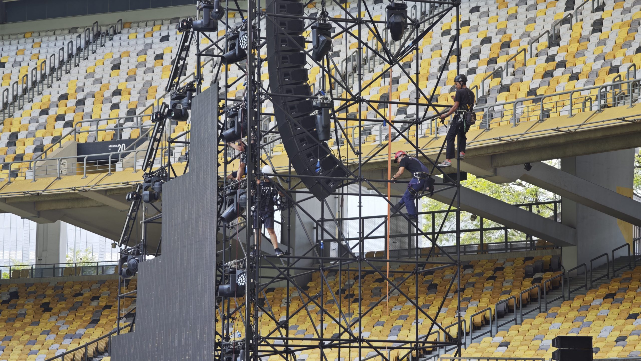 Stadium Sound: Engineering Line Arrays for 10,000+ Audiences 1 IMG 20260416 120235 scaled