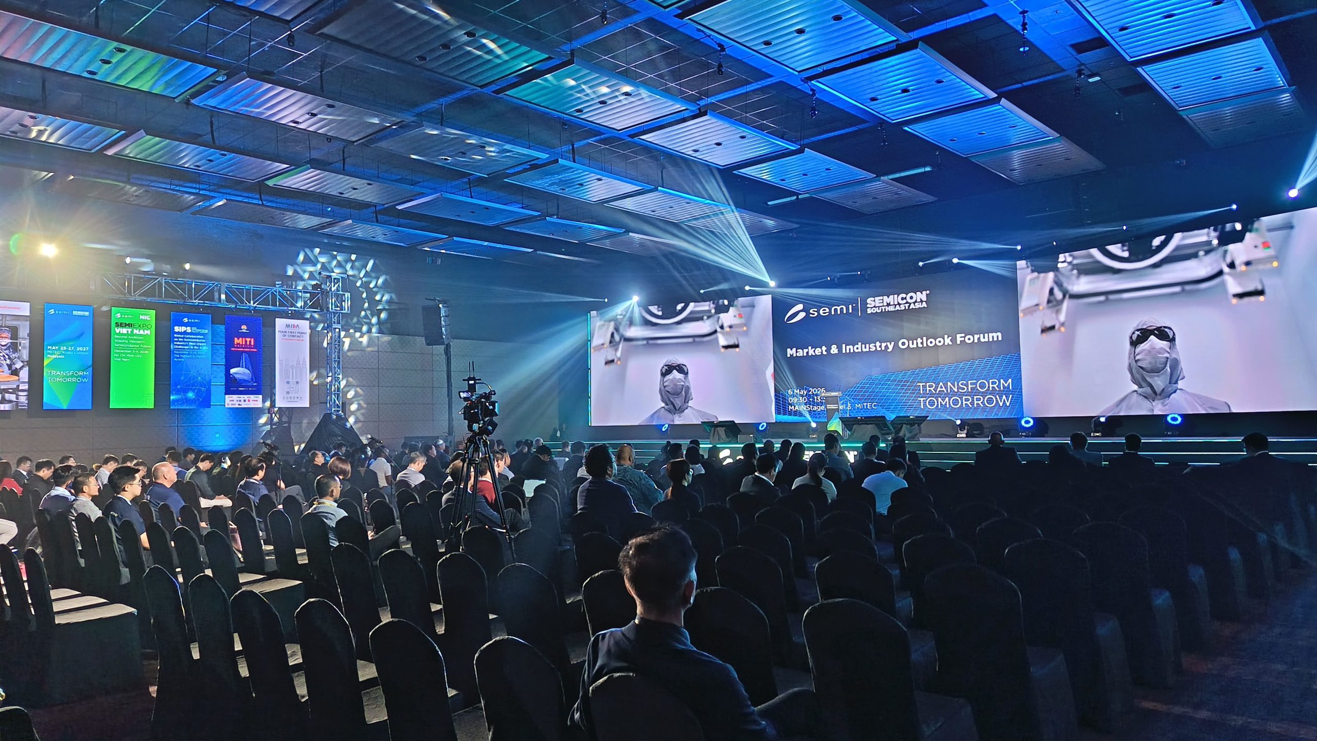 LED Wall or Projection Screen? What Actually Decides It for Indoor Events 2 IMG 20260506 094644 scaled