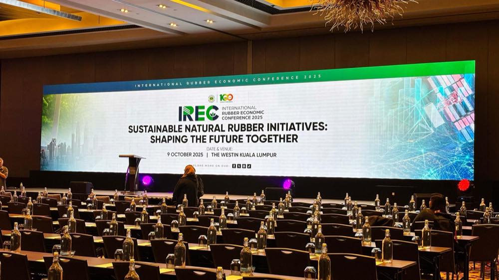 LED Video Wall vs. Traditional Stage Backdrops: Which Delivers A Better Immersive 3 Wide LED screen used as the stage backdrop for a conference in a hotel ballroom