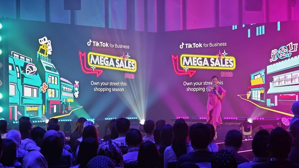 LED Video Wall vs. Traditional Stage Backdrops: Which Delivers A Better Immersive 2 LED backdrop with colourful animated graphics behind a presenter at a brand launch event